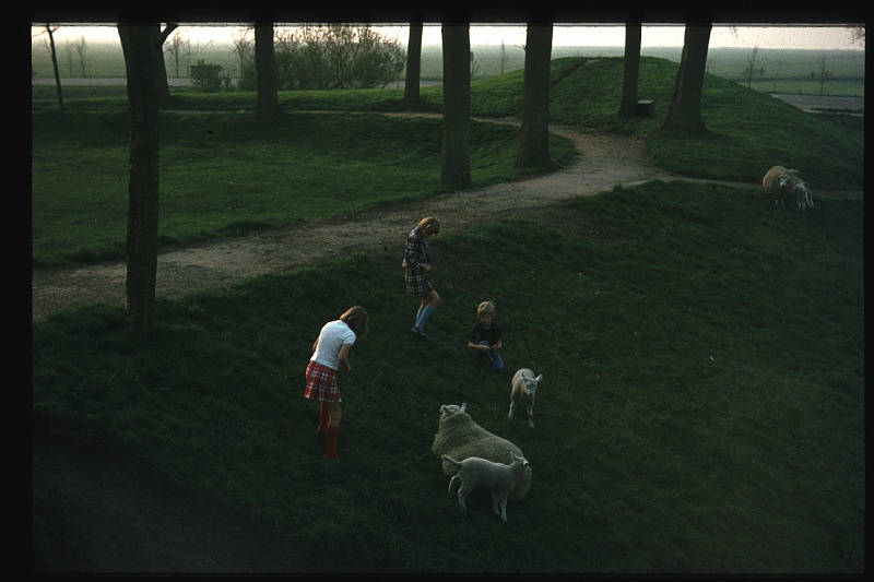 19.Friesland jun 1974 Brigitte,Marion,Peter.JPG